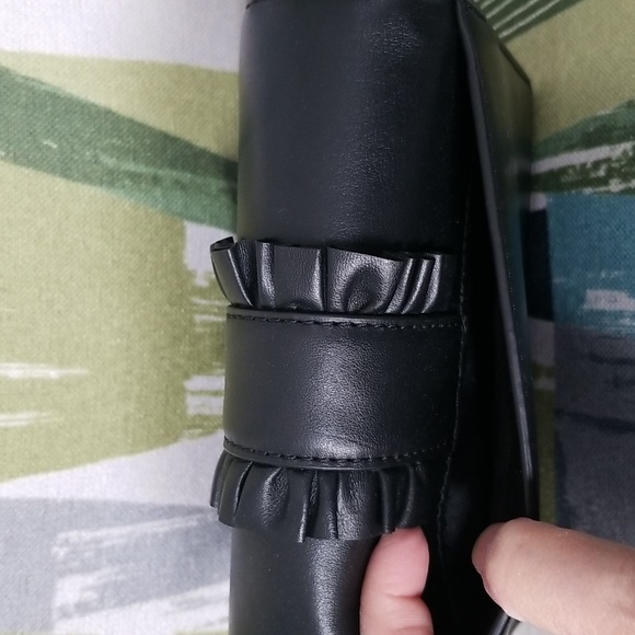 Michael Kors Cute Crossbody In Black With Light Gold Tone Hardware EUC - Picture 9 of 14